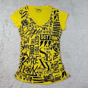 NWOT Apple Bottoms All-Over Logo Graphic Tee – Y2K Street Pop Graffiti Top Shirt